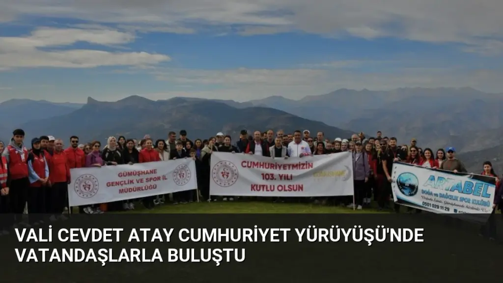 Vali Cevdet Atay Cumhuriyet Yürüyüşü'nde Vatandaşlarla Buluştu