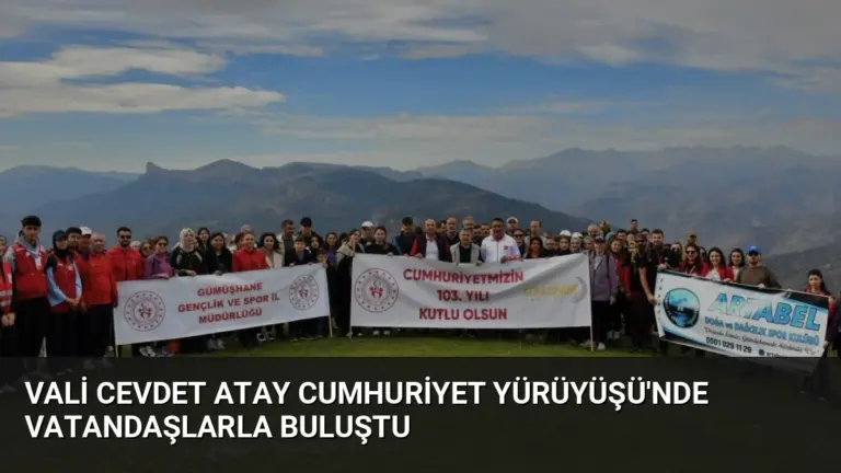 Vali Cevdet Atay Cumhuriyet Yürüyüşü'nde Vatandaşlarla Buluştu